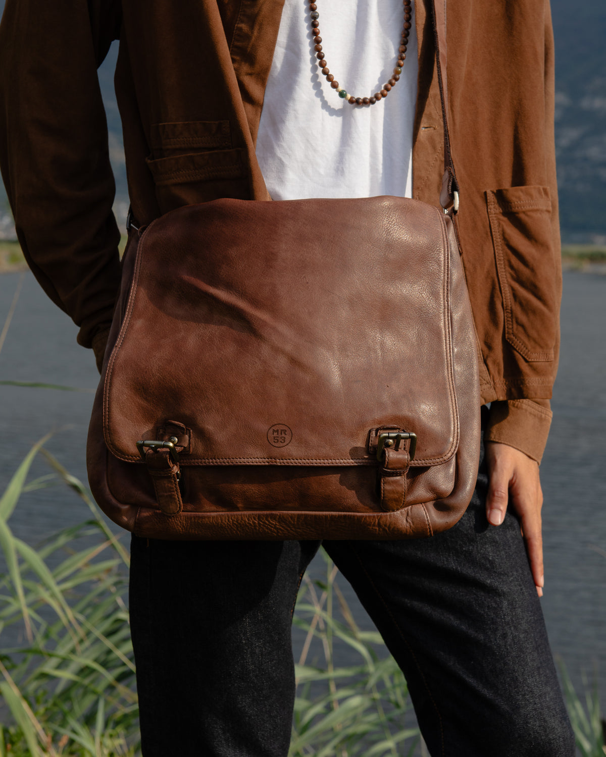 Sarnico men's leather shoulder bag with flap