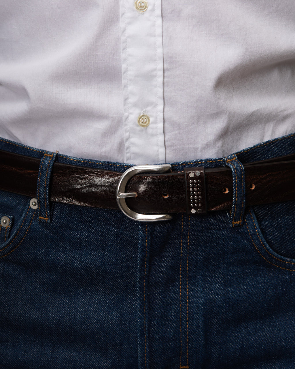 Cintura uomo Venturosa in pelle spazzolata con borchie sulla punta
